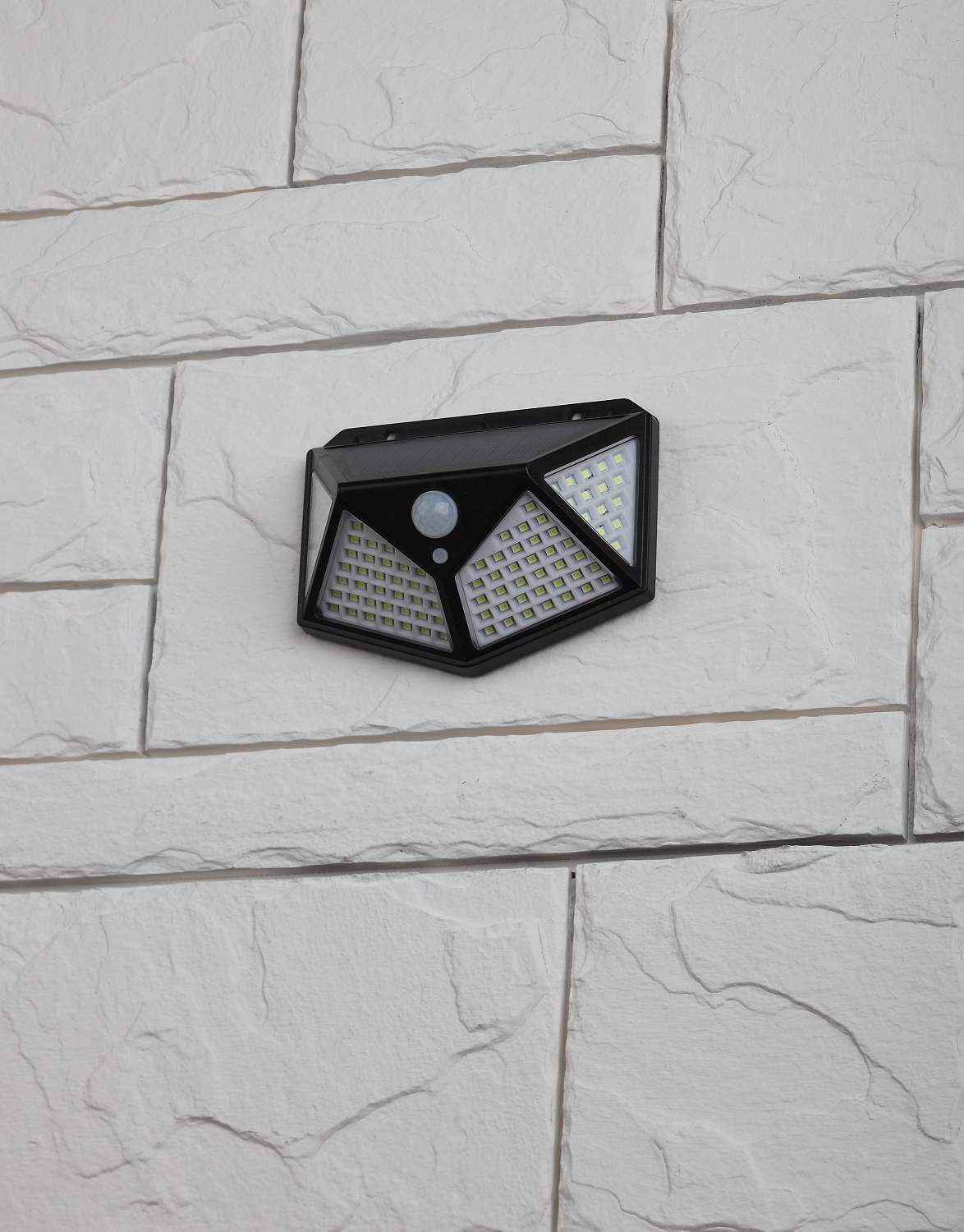 Фасадный светильник с датч. движ. и 4-мя плоск. освещ., на солн. бат.100 LED,300Лм ERAFS100-04 Б0045270 ЭРА (Энергия света)